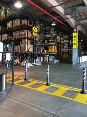 Bodega de VISAR con estanterías de carga, demarcación de seguridad y operación logística certificada