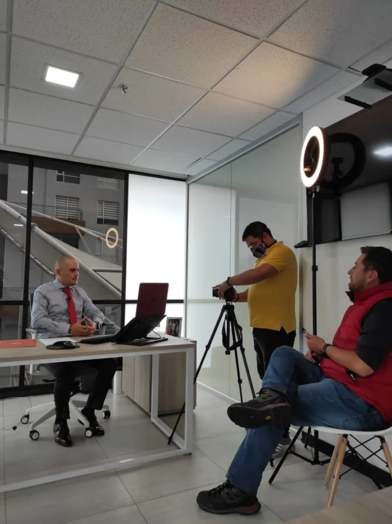 Sesión de capacitación en sala, con instructor y asistentes