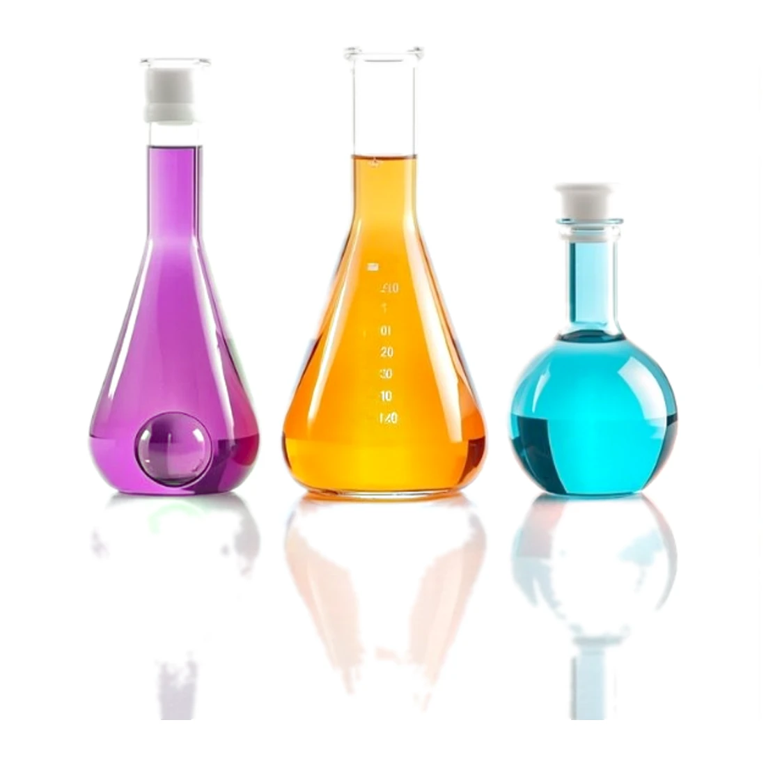 Tres matraces volumétricos de laboratorio con soluciones violeta, naranja y turquesa